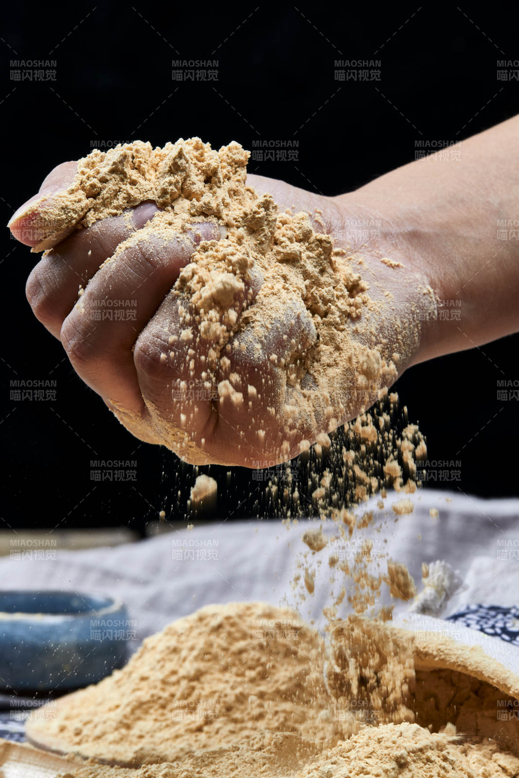 双手揉搓捧起的糊糊面豆糊面