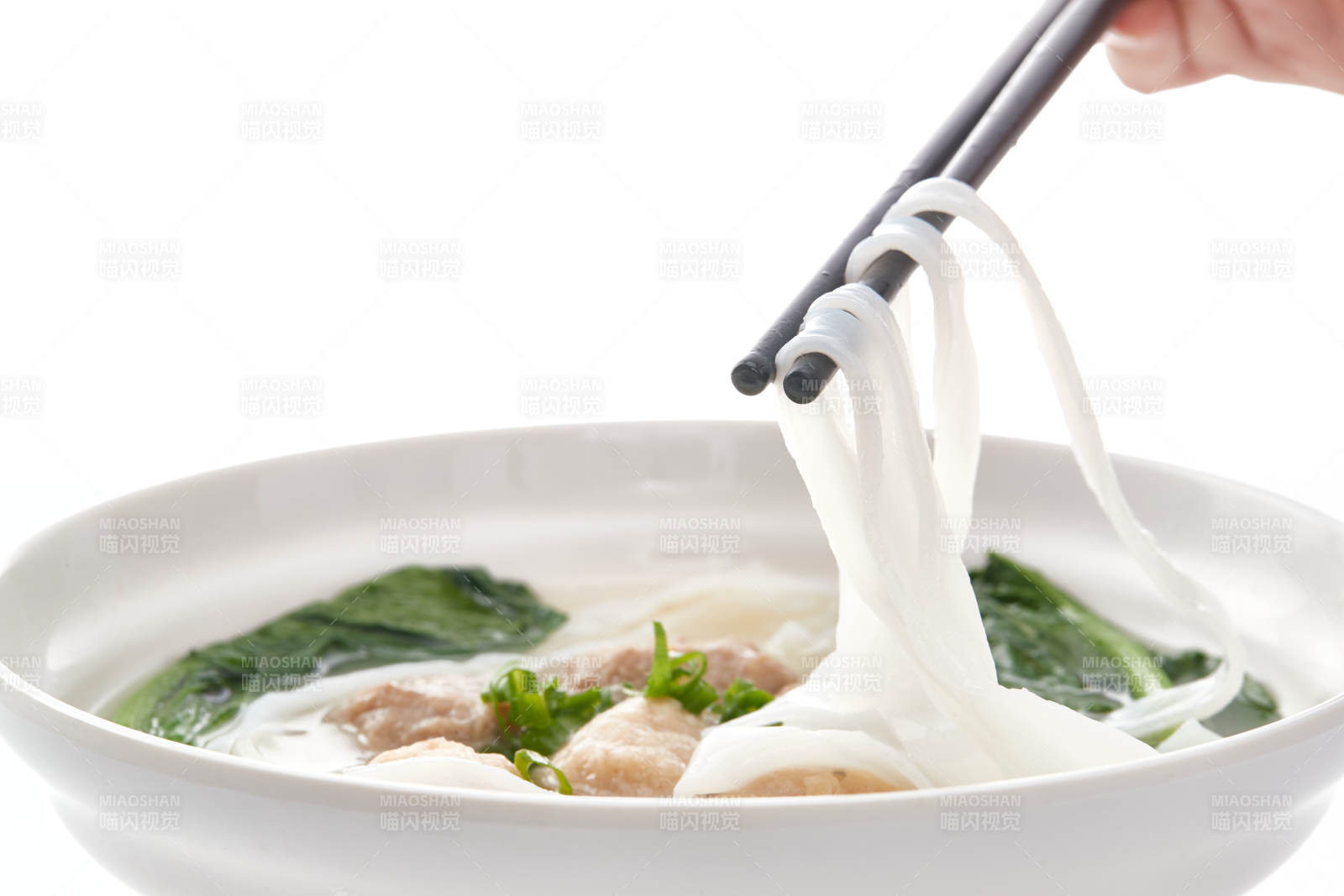 白色瓷碗裝的廣式河粉配牛丸