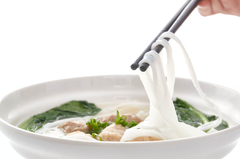 白色瓷碗裝的廣式河粉配牛丸