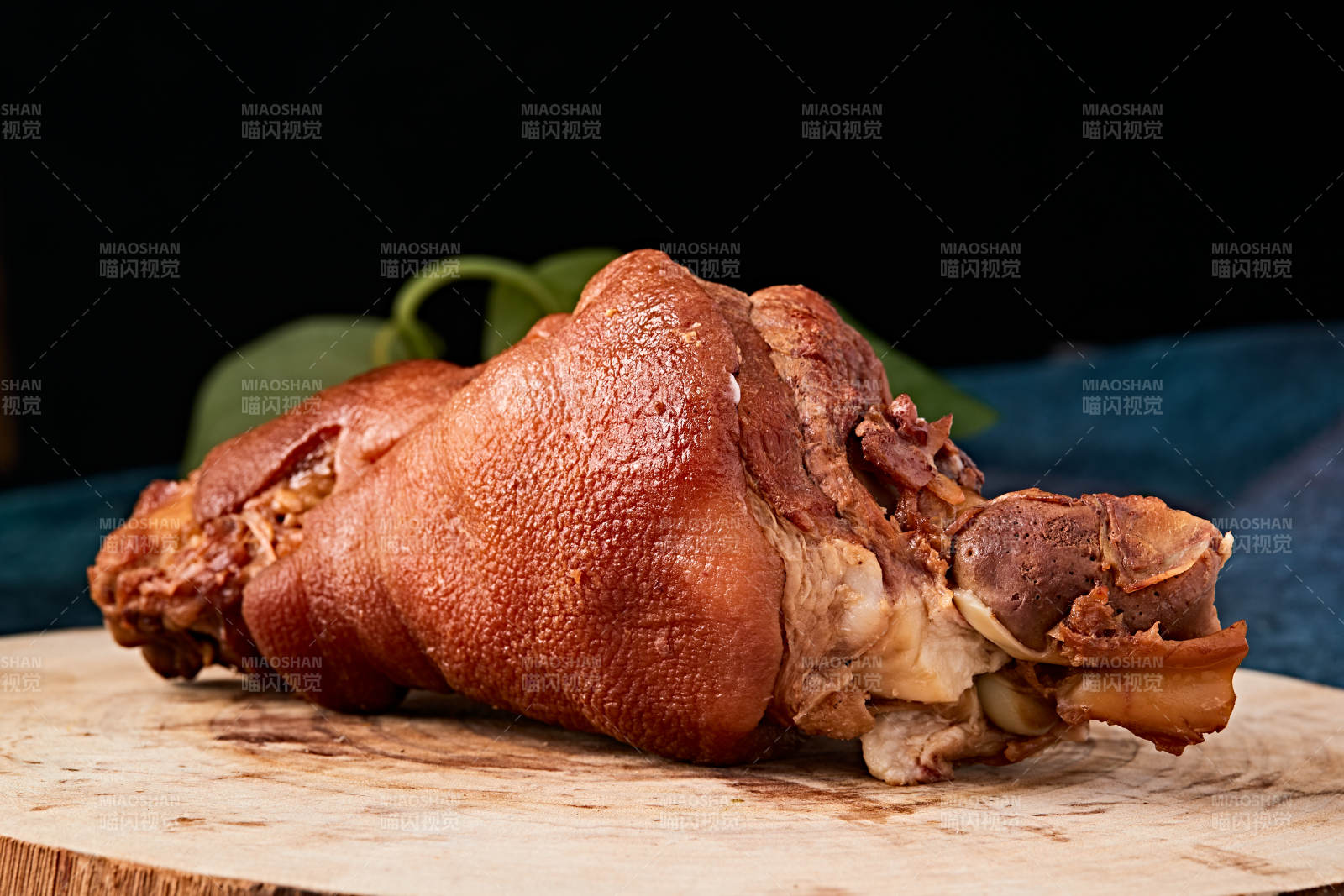 烟熏小香猪肘子-摄影图