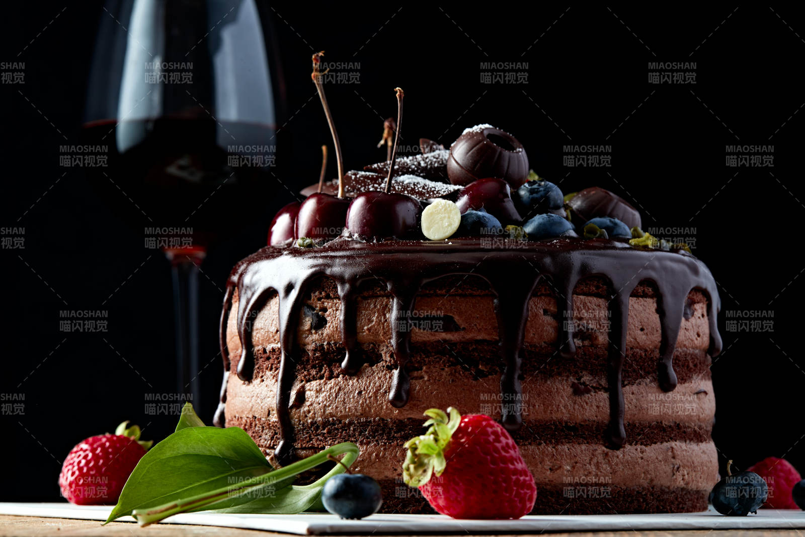 蓝莓草莓车厘子巧克力鲜奶慕斯生日蛋糕