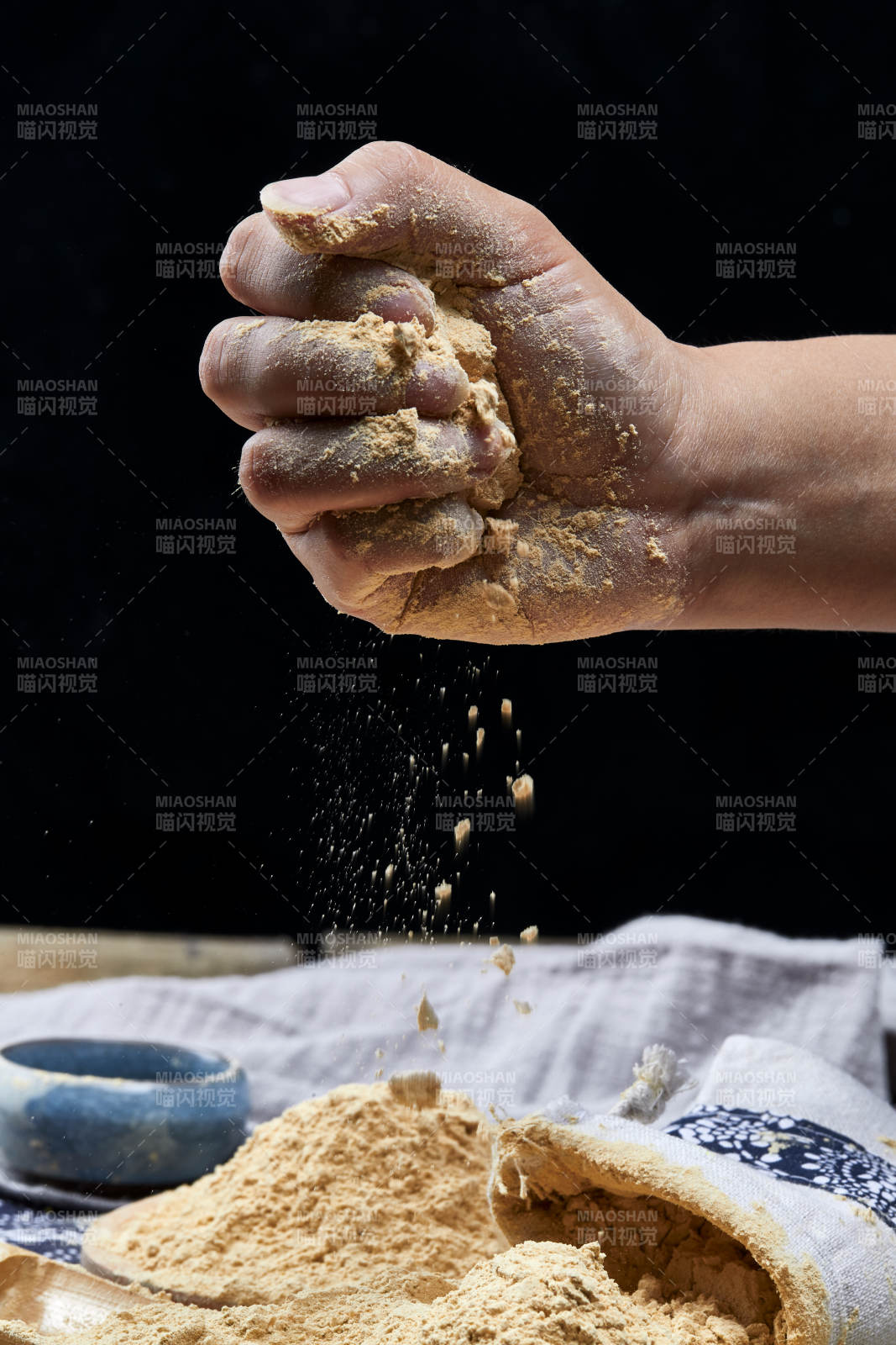 雙手揉搓捧起的糊糊面豆糊面