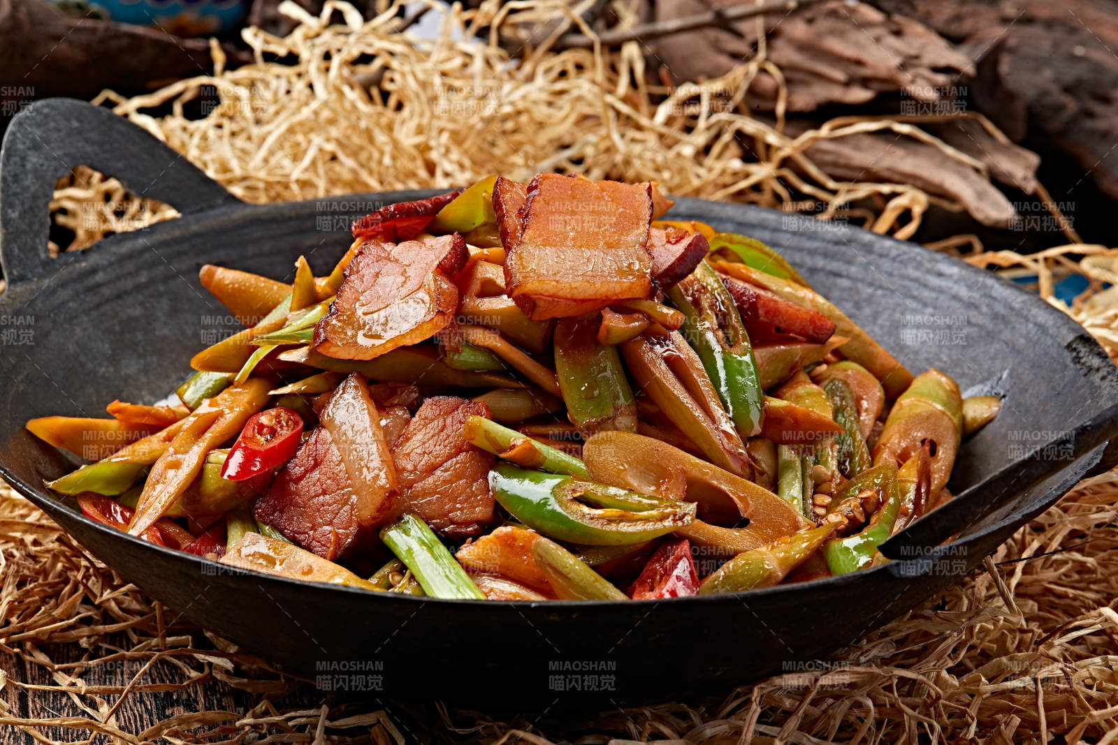 香辣锅仔腊肉嫩笋尖