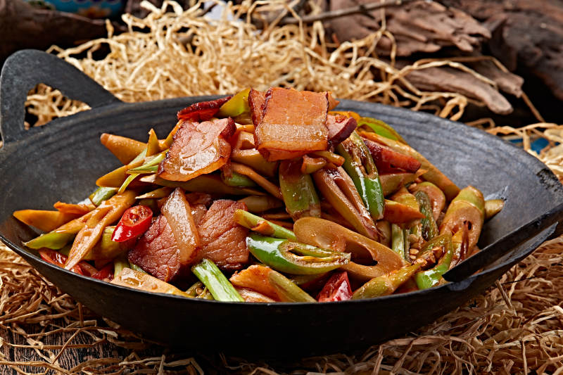 香辣锅仔腊肉嫩笋尖