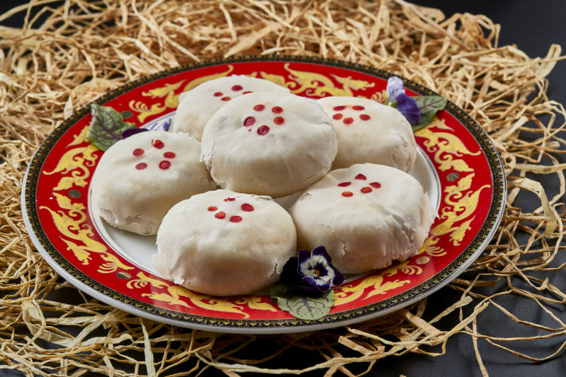 磁盤(pán)裝的傳統(tǒng)婚宴糕點(diǎn)白糖桂花芙蓉酥