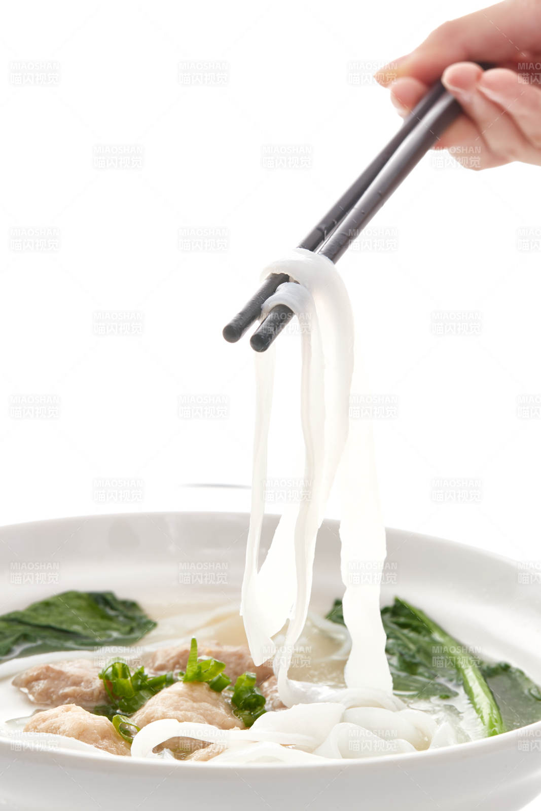 白色瓷碗裝的廣式河粉配牛丸