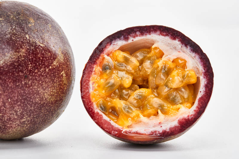 白色背景上摆放的新鲜百香果-摄影图