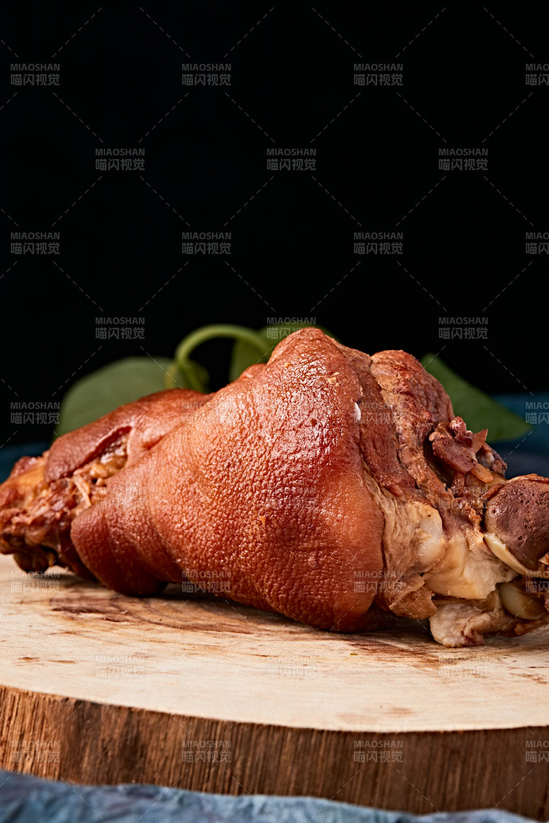 烟熏小香猪肘子-摄影图