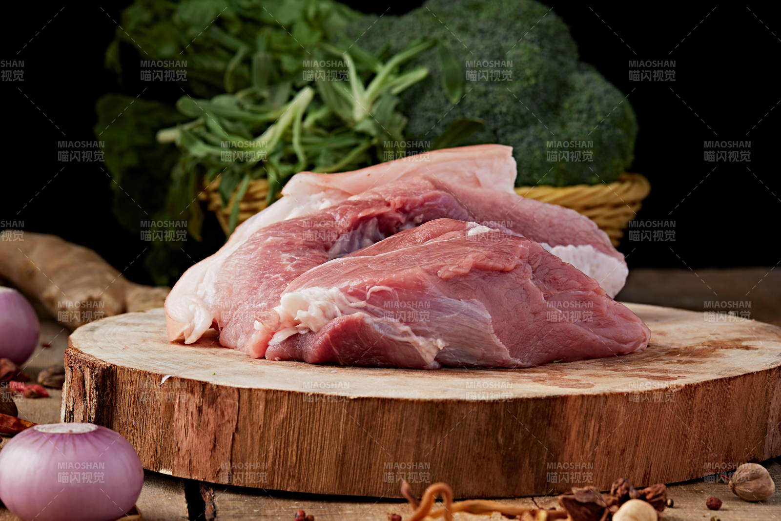 检疫合格的屠宰生鲜猪肉-摄影图