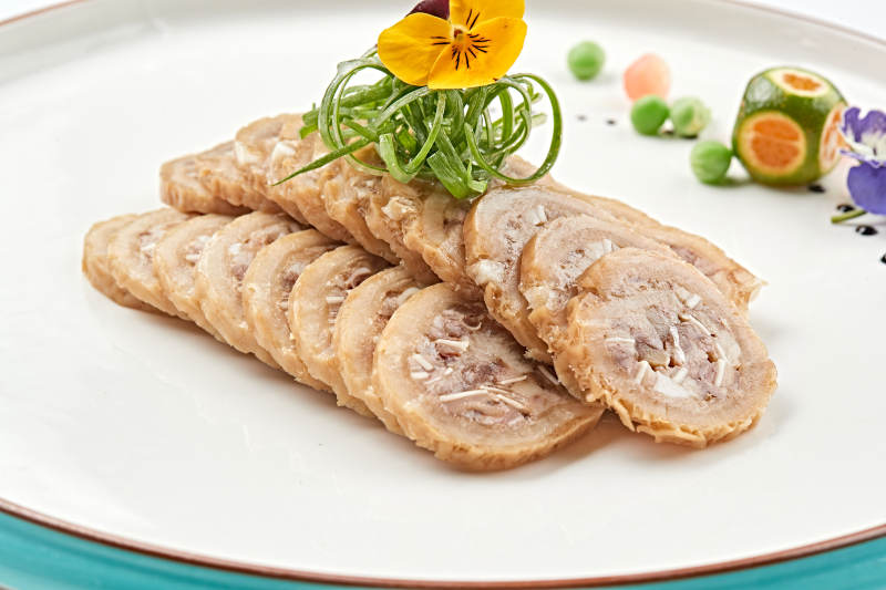 白色瓷盘装的鱿鱼压猪肚切片-摄影图