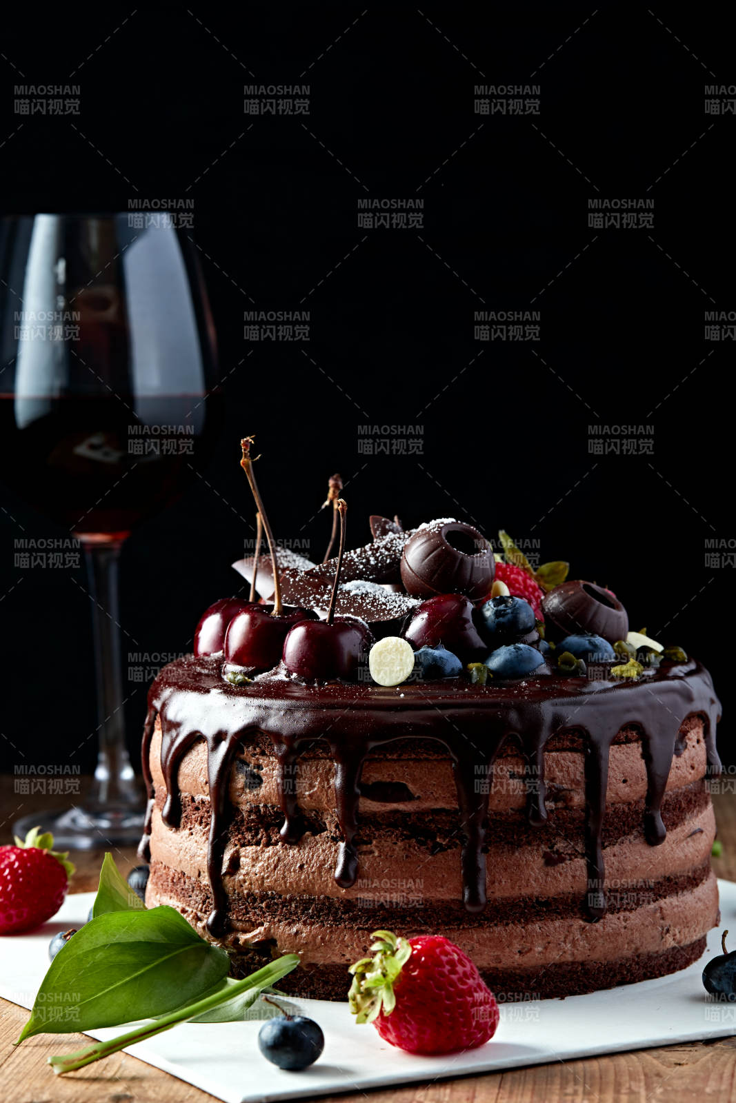 蓝莓草莓车厘子巧克力鲜奶慕斯生日蛋糕-摄影图