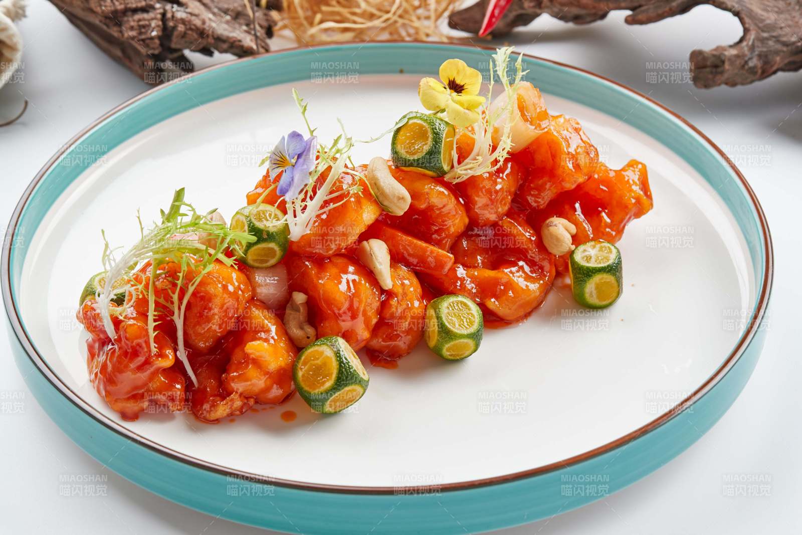 精美瓷餐具裝的宮保大蝦球