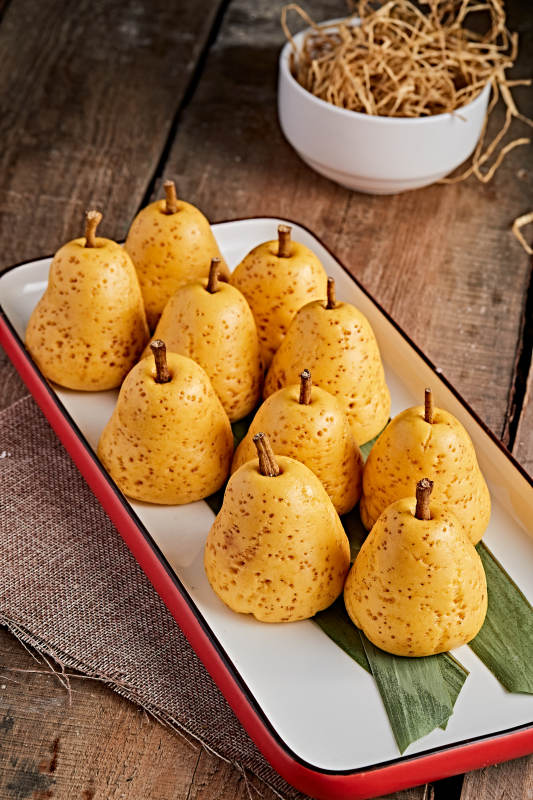 精美餐具装的仿真面点鸭梨窝窝头