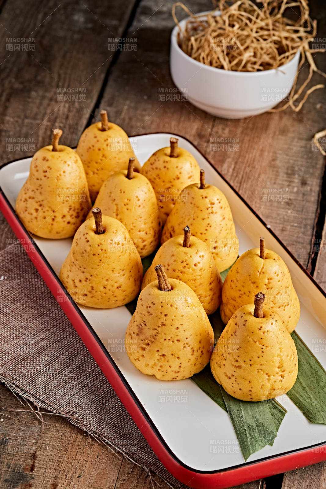 精美餐具装的仿真面点鸭梨窝窝头