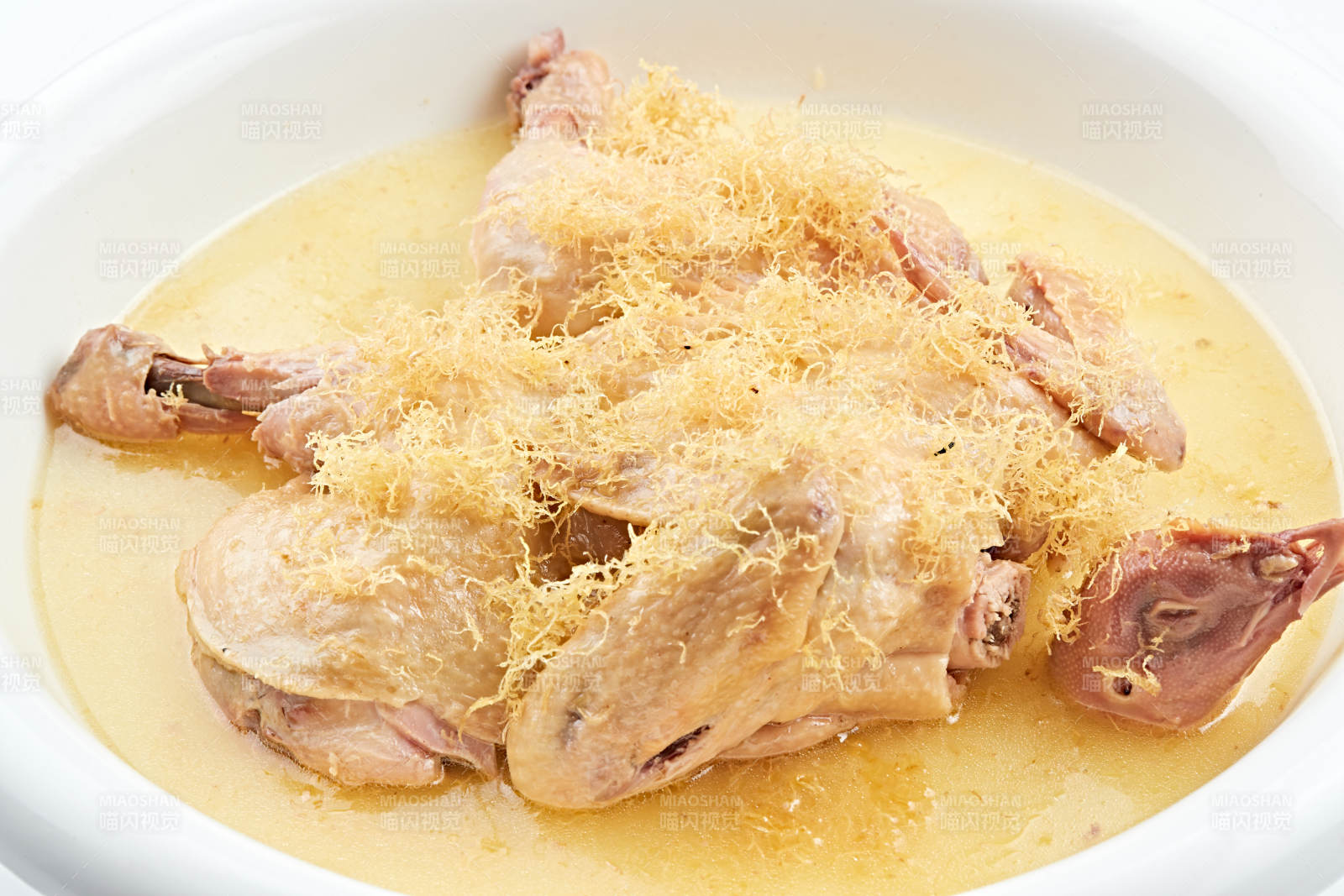 白色瓷盆装的带汤蒸跑山鸡