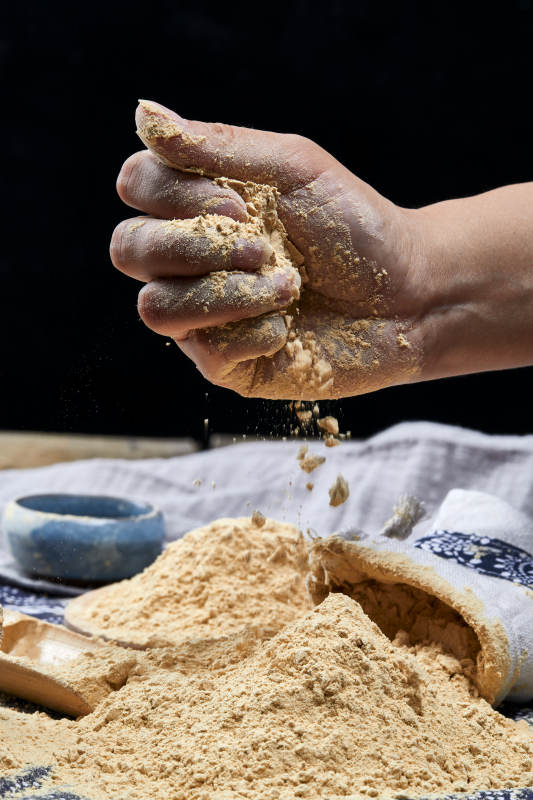 雙手揉搓捧起的糊糊面豆糊面