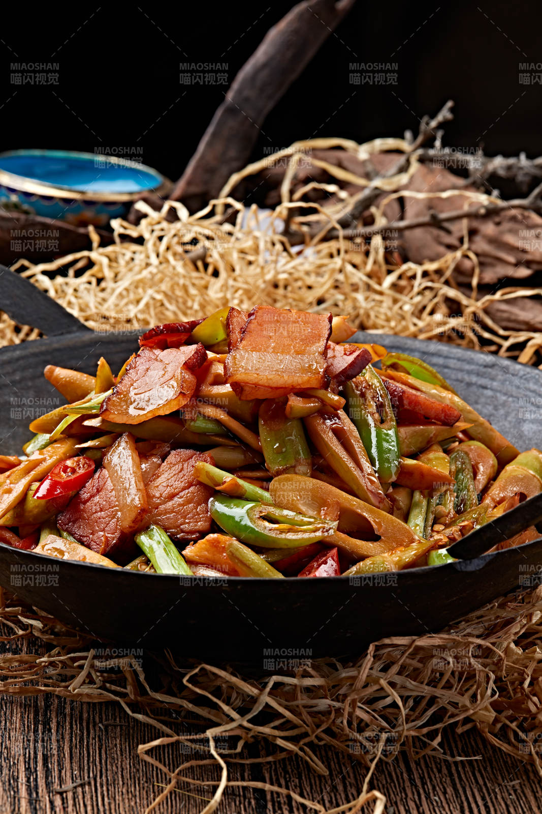 香辣锅仔腊肉嫩笋尖