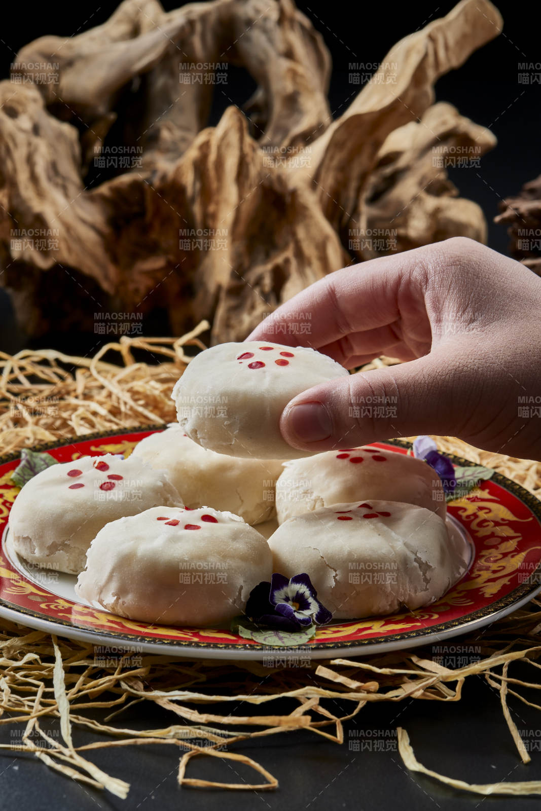 磁盤(pán)裝的傳統(tǒng)婚宴糕點(diǎn)白糖桂花芙蓉酥