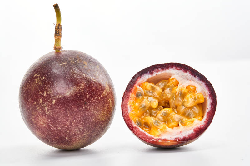 白色背景上摆放的新鲜百香果-摄影图