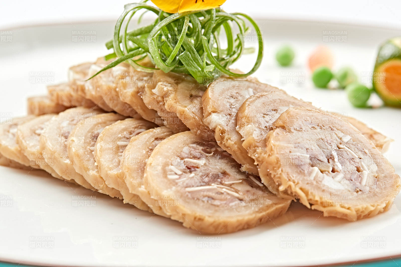 白色瓷盘装的鱿鱼压猪肚切片-摄影图