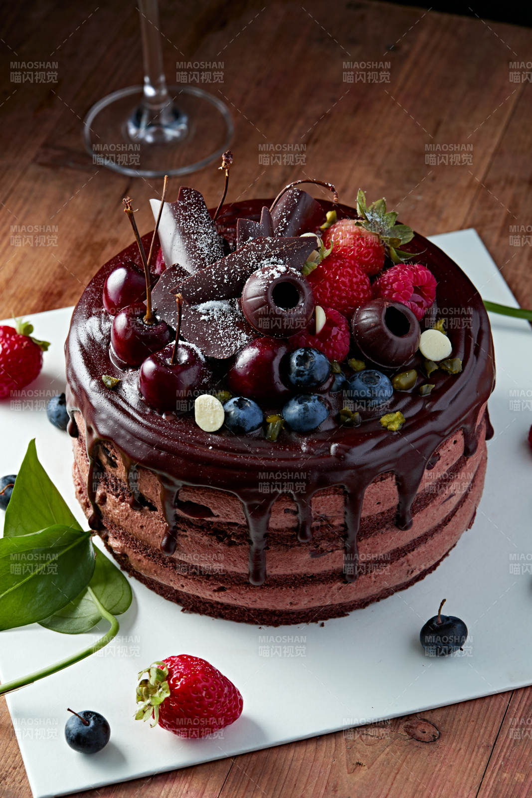 蓝莓草莓车厘子巧克力鲜奶慕斯生日蛋糕-摄影图