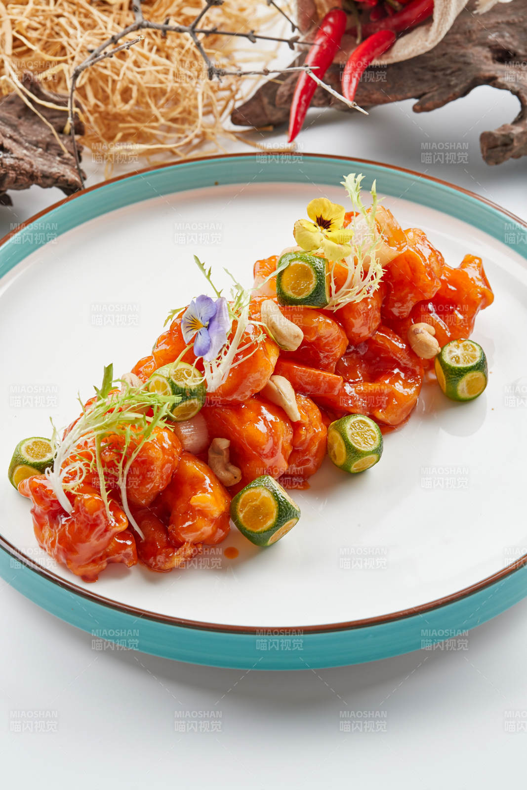 精美瓷餐具裝的宮保大蝦球