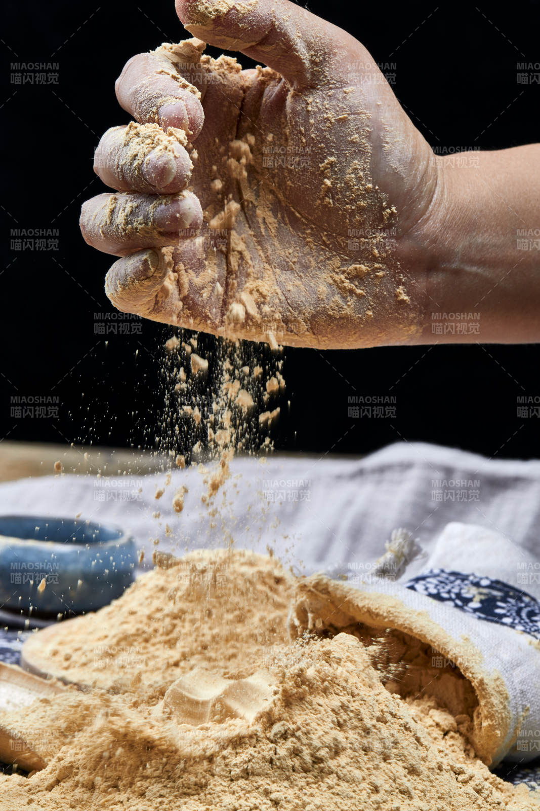 雙手揉搓捧起的糊糊面豆糊面