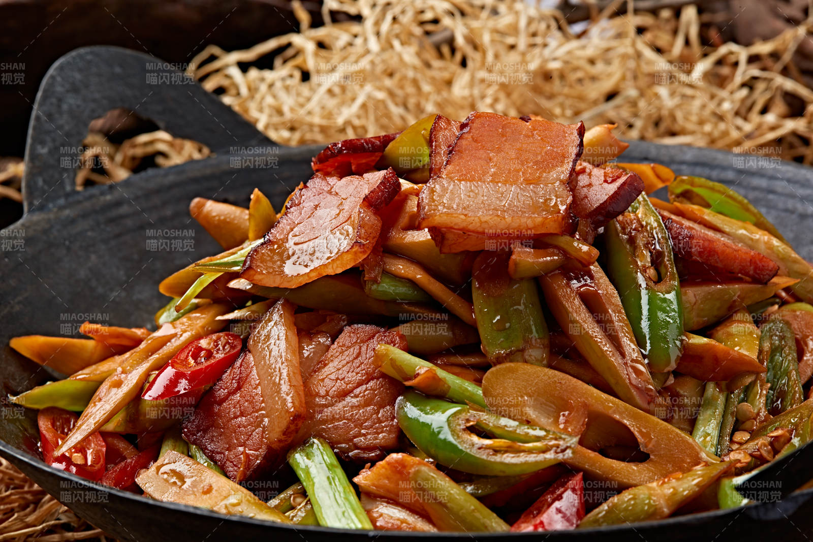 香辣锅仔腊肉嫩笋尖