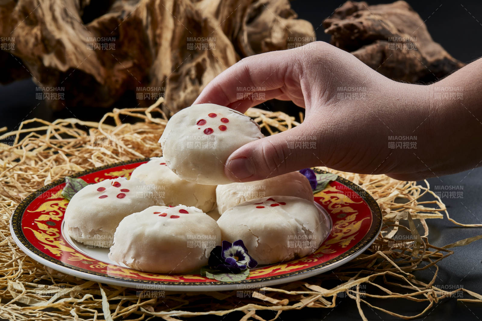 磁盤裝的傳統婚宴糕點白糖桂花芙蓉酥