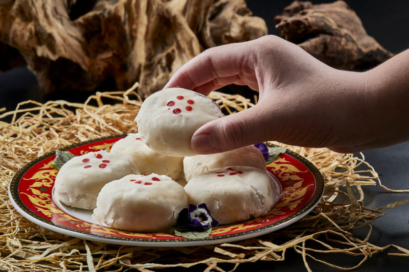 磁盤(pán)裝的傳統(tǒng)婚宴糕點(diǎn)白糖桂花芙蓉酥