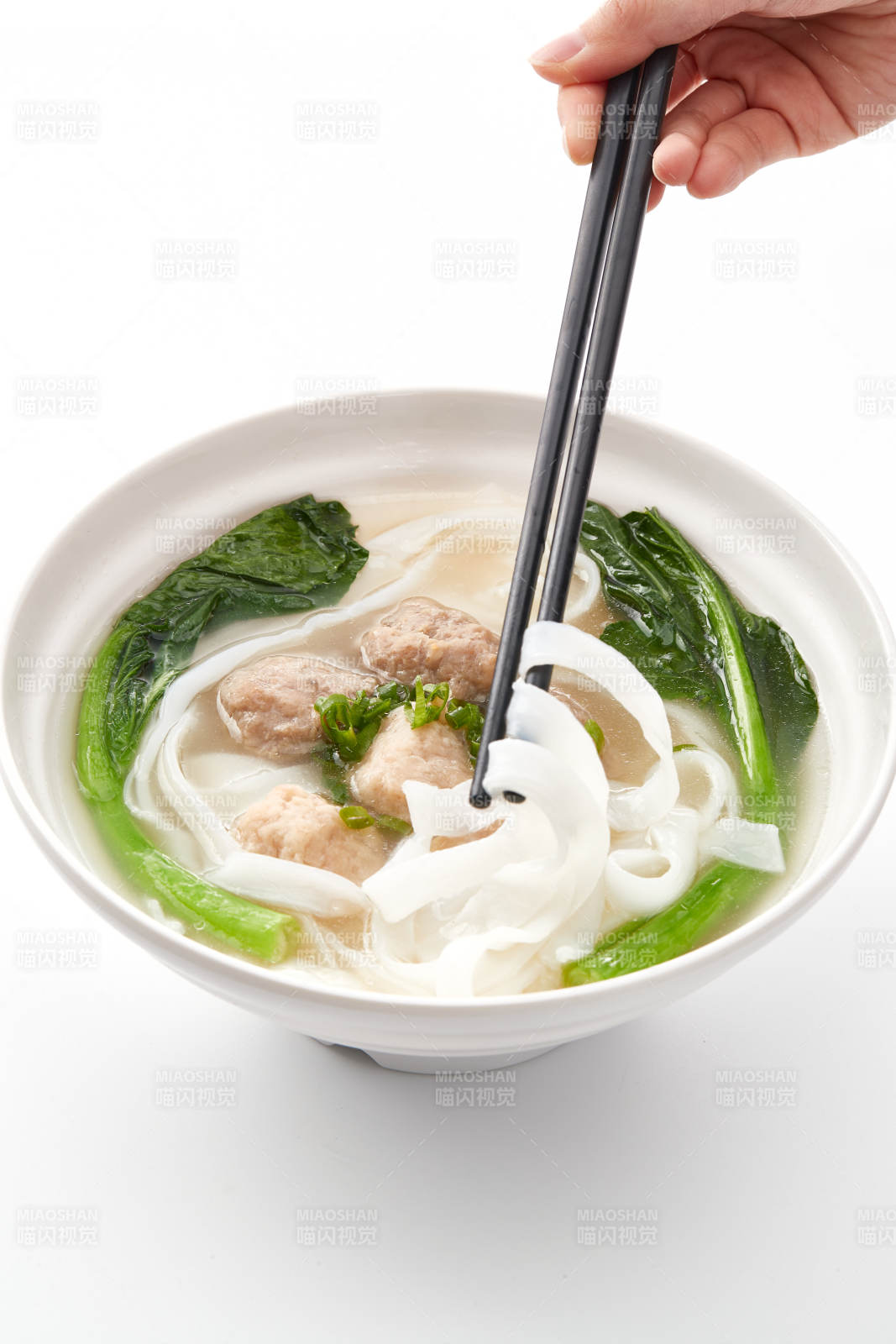 白色瓷碗裝的廣式河粉配牛丸