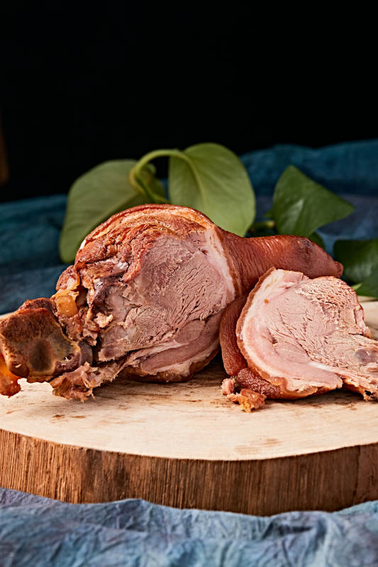 烟熏小香猪肘子