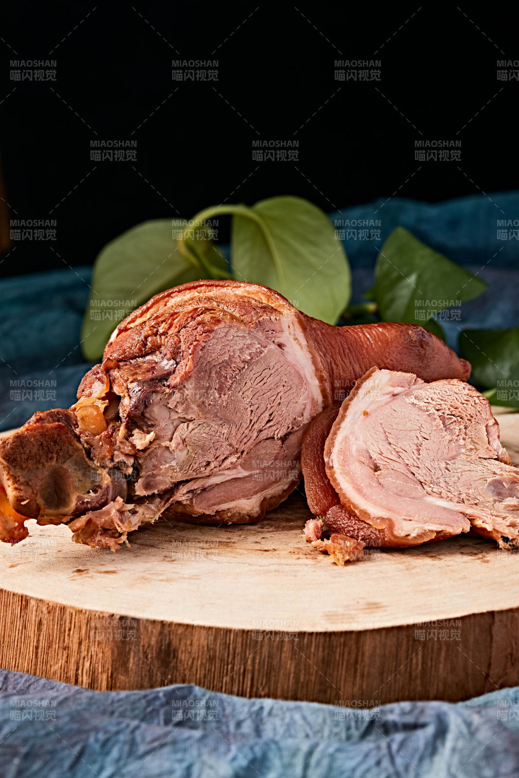 烟熏小香猪肘子