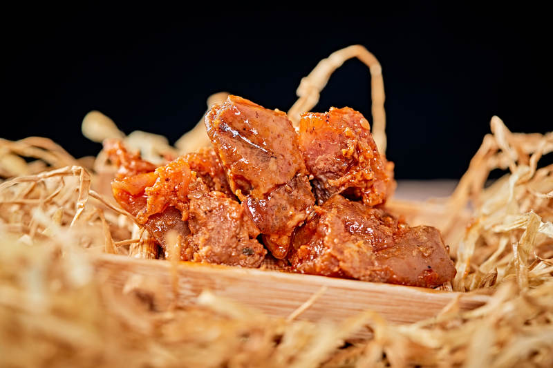 木质背景上摆放的自然香辣牛筋肉