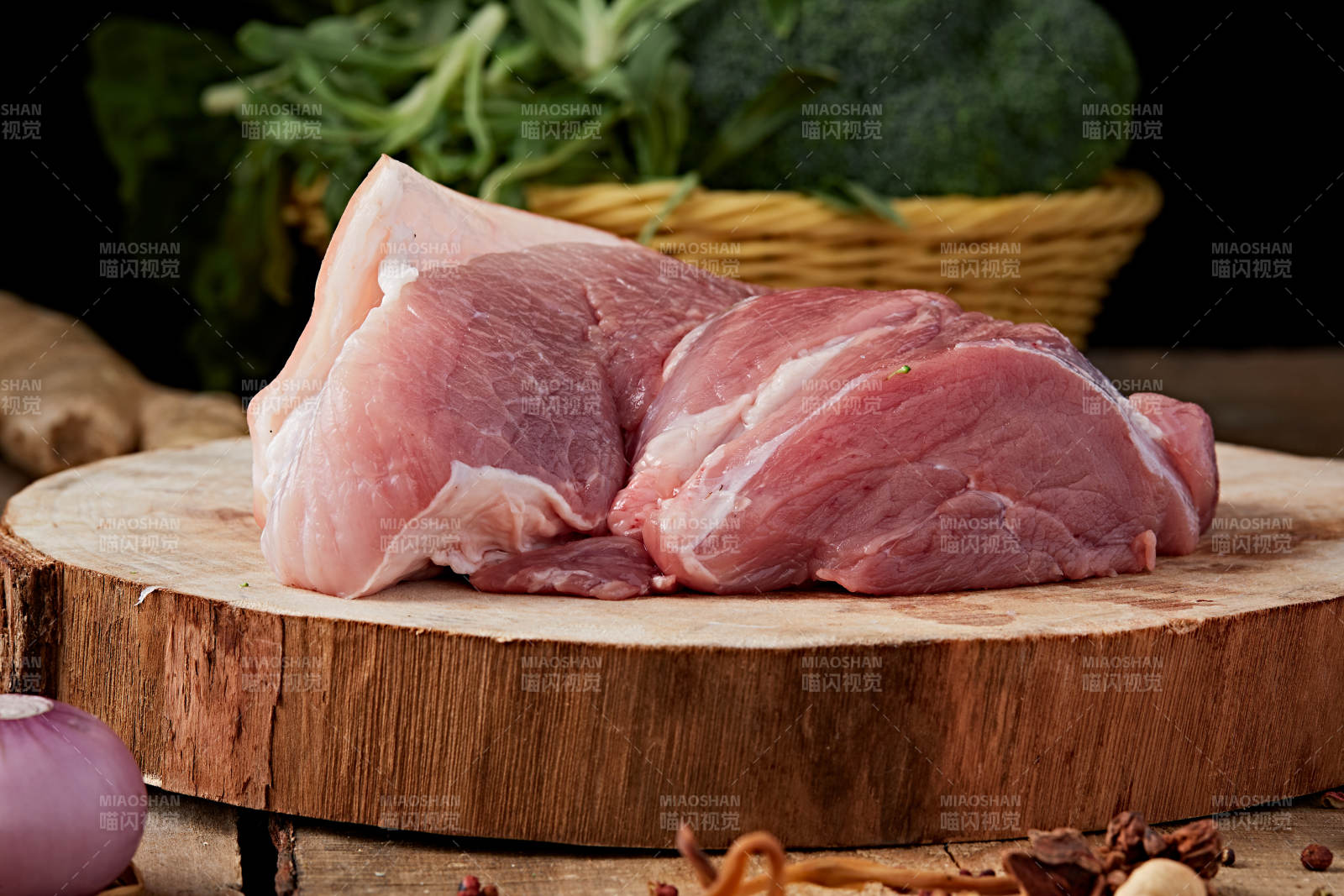 检疫合格的屠宰生鲜猪肉-摄影图