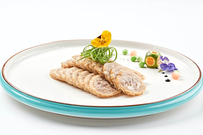 白色瓷盘装的鱿鱼压猪肚切片-摄影图