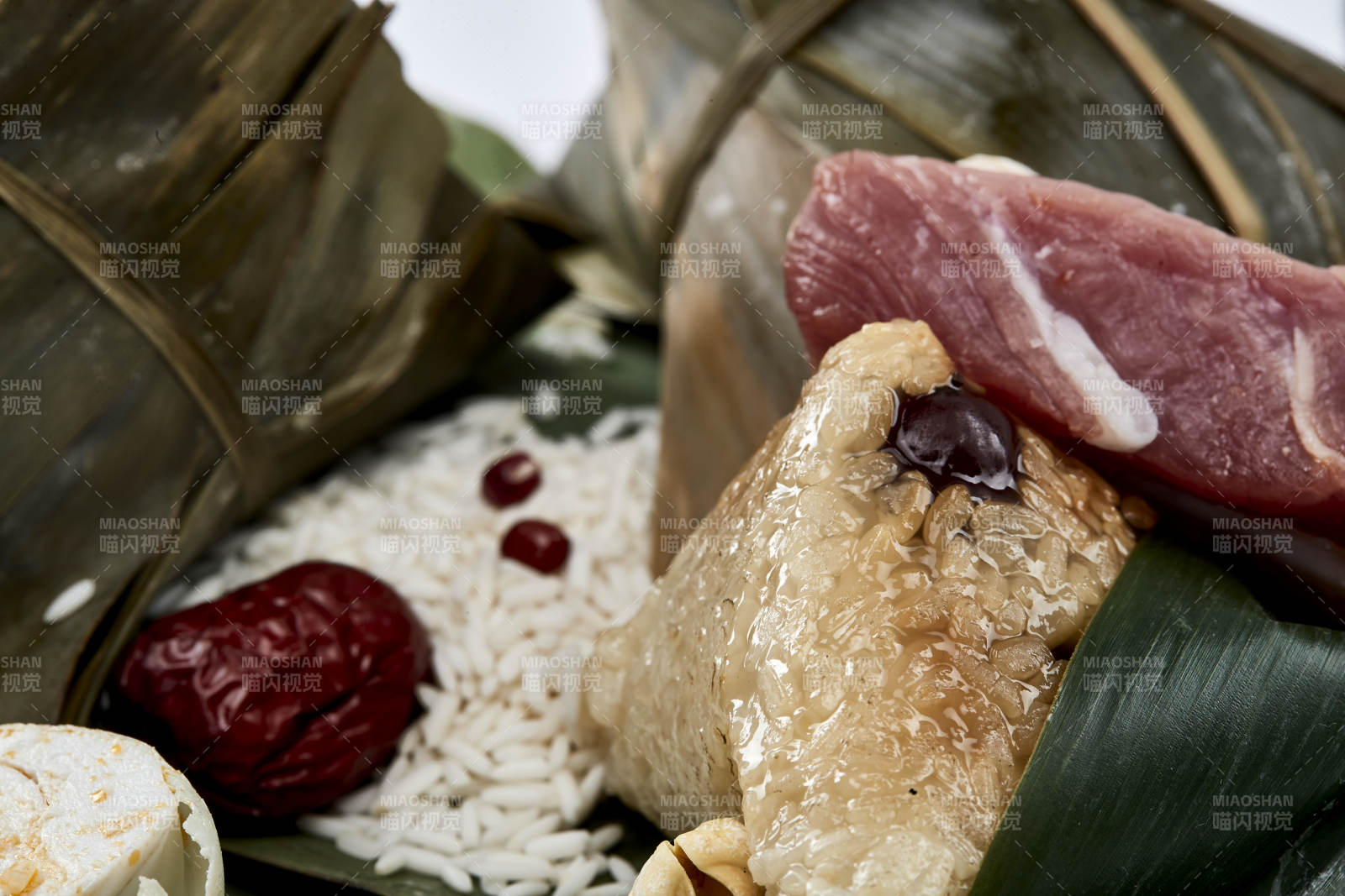 端午节的粽子和原材料-摄影图