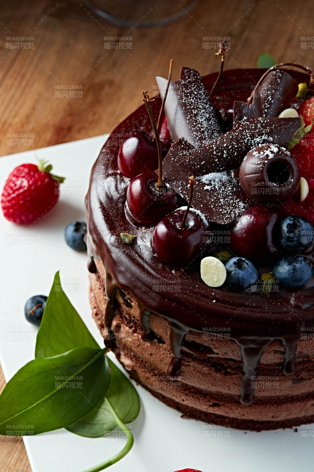 蓝莓草莓车厘子巧克力鲜奶慕斯生日蛋糕-摄影图