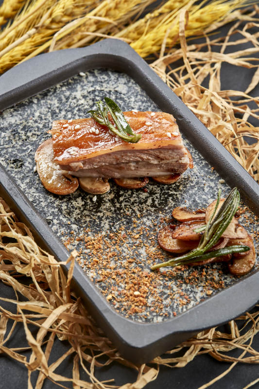 高档时尚蒙餐位菜铁板炭烤羊小排