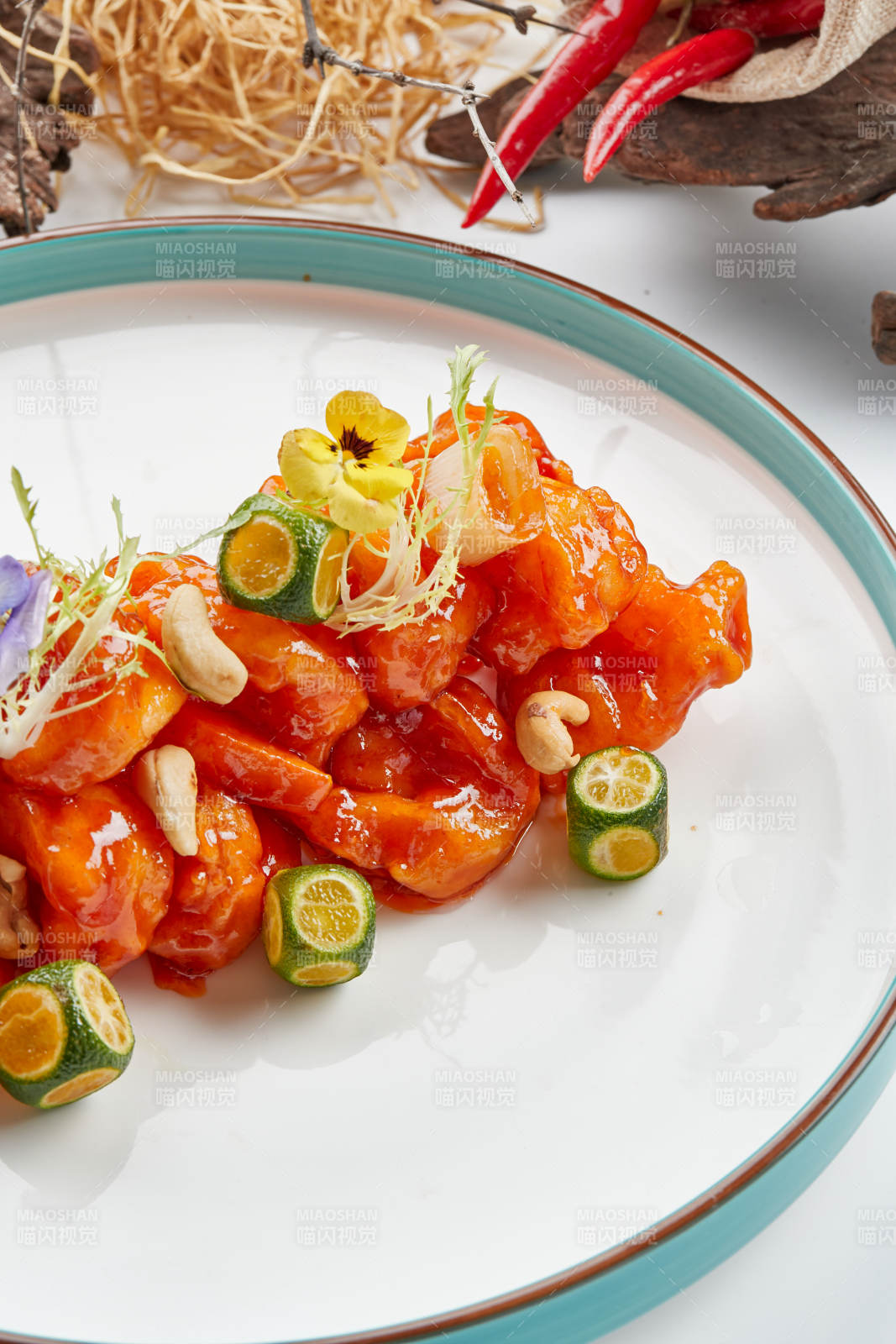 精美瓷餐具裝的宮保大蝦球