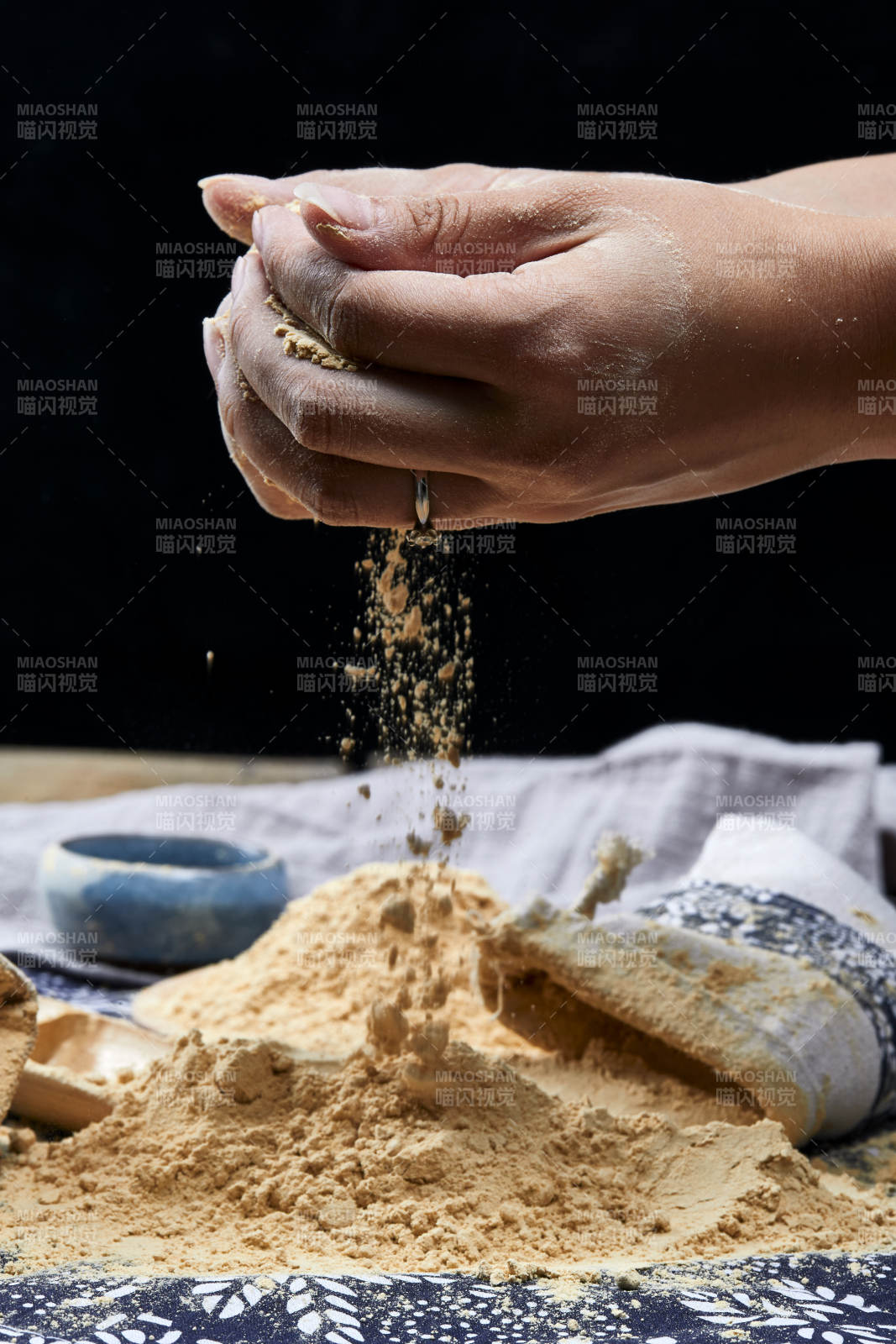 双手揉搓捧起的糊糊面豆糊面