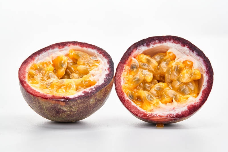 白色背景上摆放的新鲜百香果-摄影图