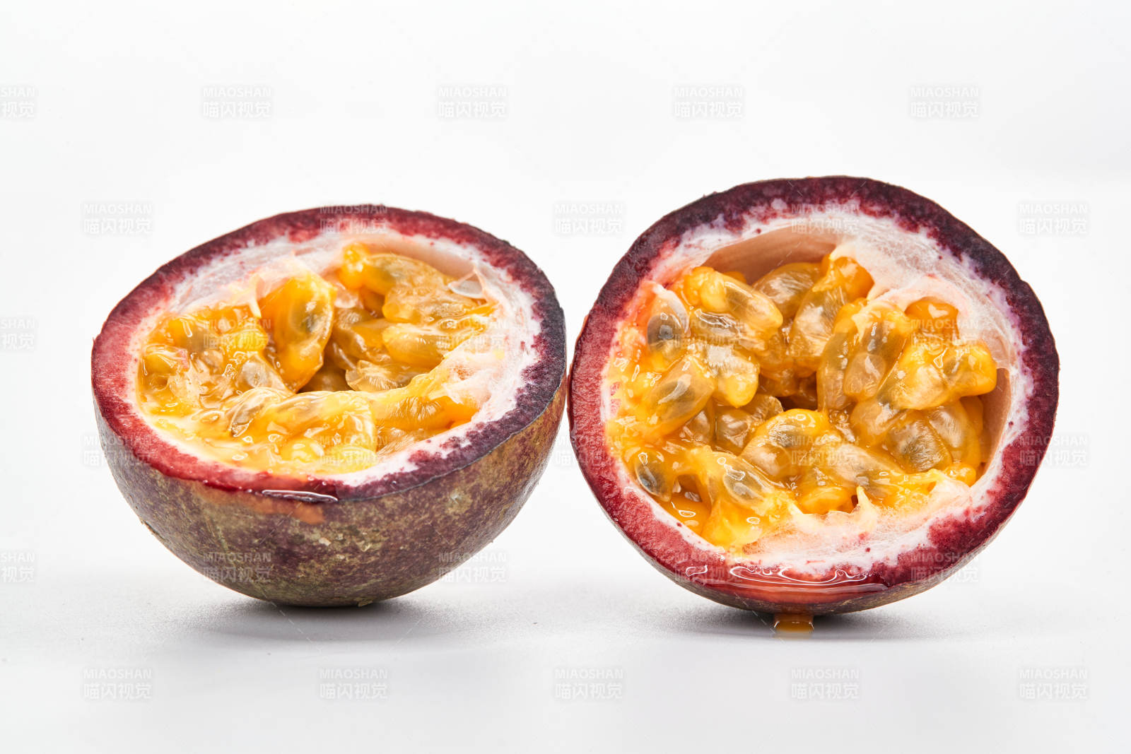 白色背景上摆放的新鲜百香果-摄影图