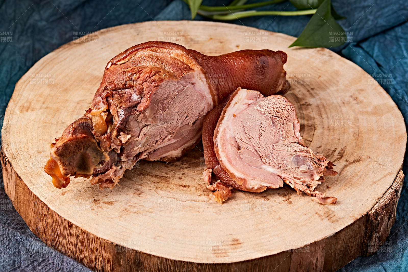 烟熏小香猪肘子