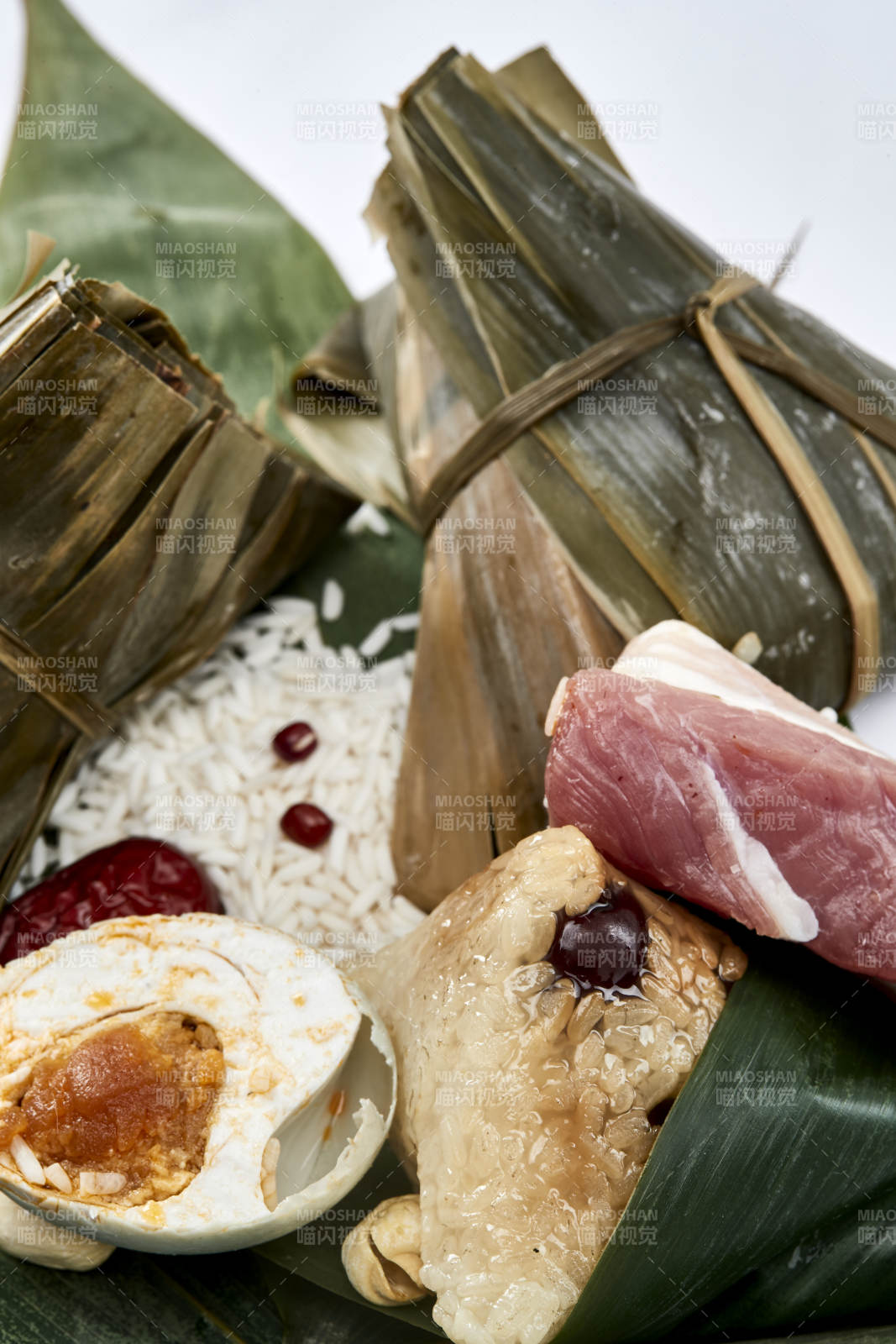 端午节的粽子和原材料-摄影图
