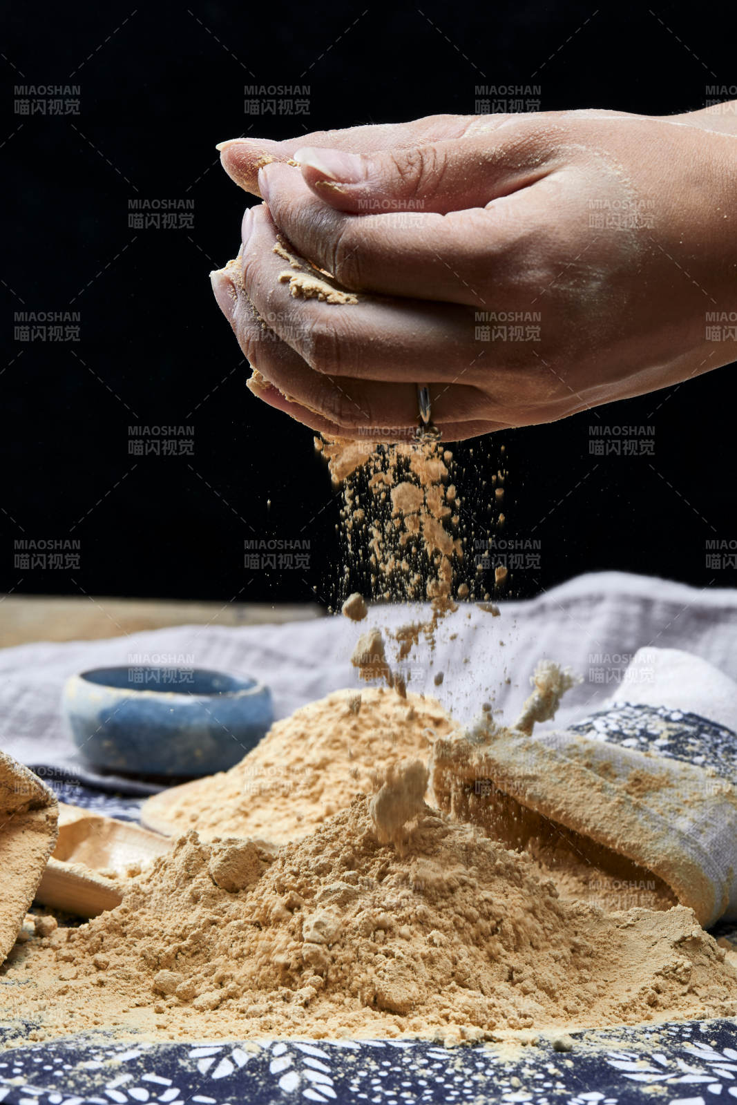 双手揉搓捧起的糊糊面豆糊面