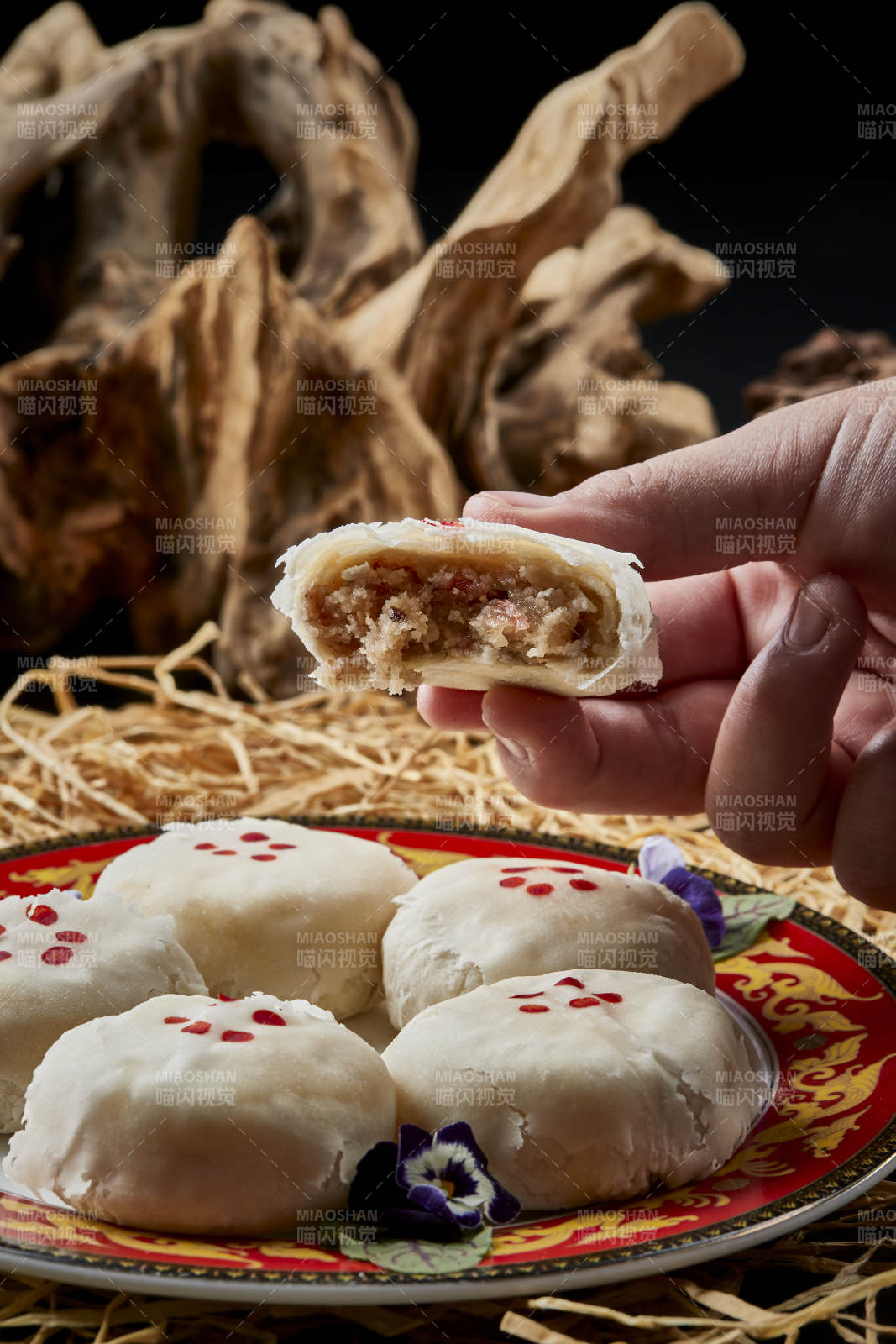 磁盤裝的傳統婚宴糕點白糖桂花芙蓉酥