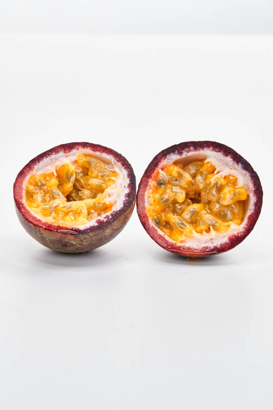 白色背景上摆放的新鲜百香果-摄影图