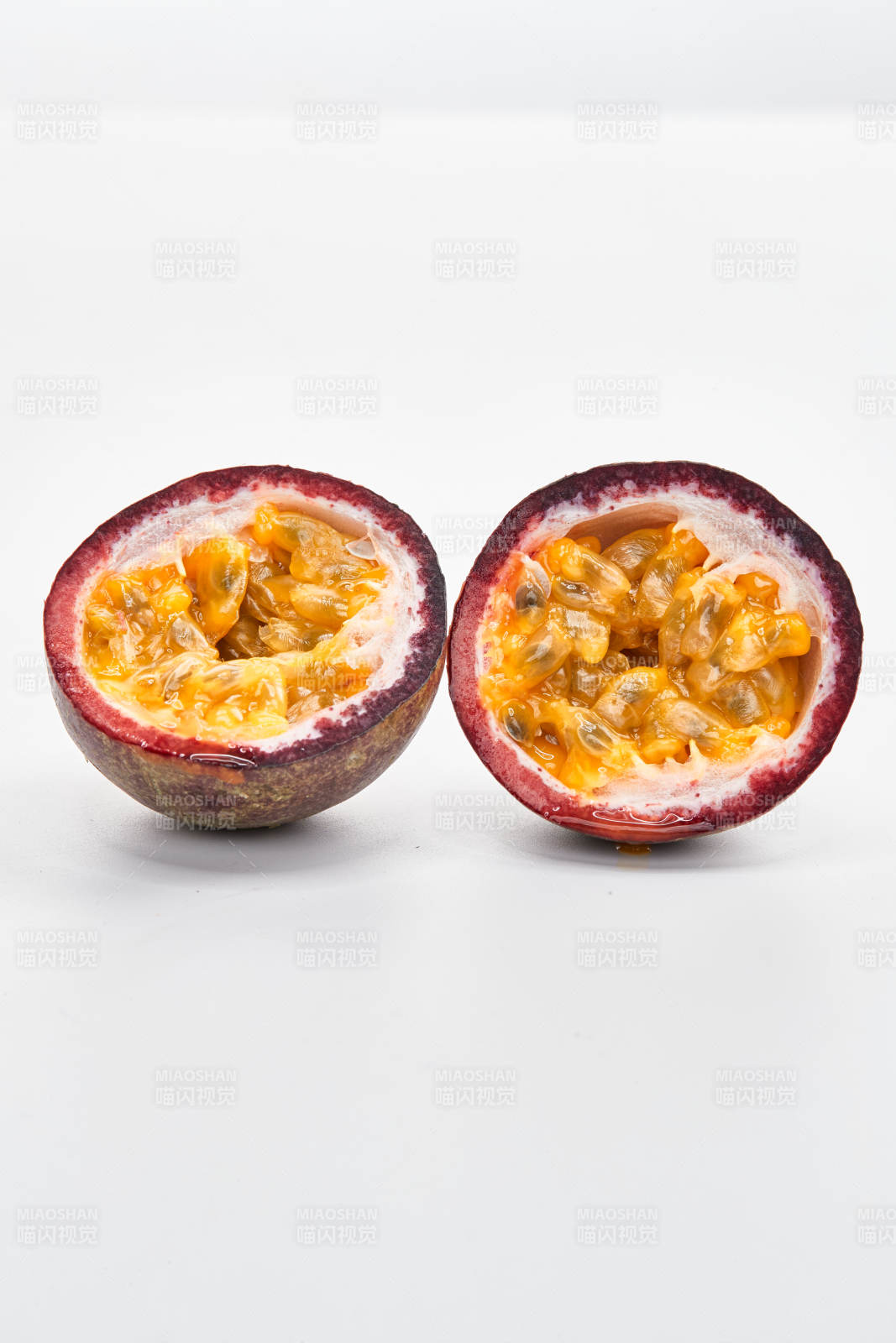 白色背景上摆放的新鲜百香果-摄影图