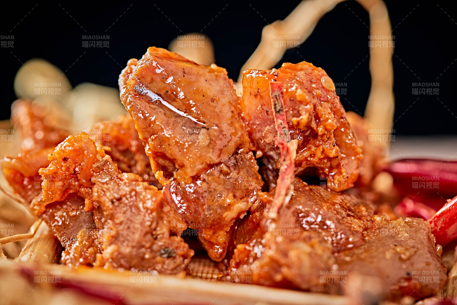 木质背景上摆放的自然香辣牛筋肉